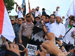 Gubernur Sulsel Orasi di Atas Truk: Semua Petisi dan Aspirasi Kami Dukung