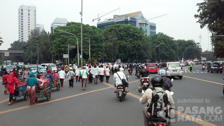 Berbaur dengan PKL, Pendemo Mulai Bergerak Lintasi Tugu Tani