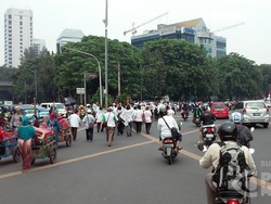 Berbaur dengan PKL, Pendemo Mulai Bergerak Lintasi Tugu Tani