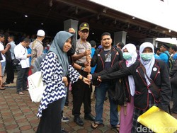 Aksi Berakhir, Pendemo di Banda Aceh Berburu Tongkat Komando Polisi untuk Swafoto