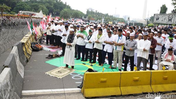 Massa Demo 4 November Salat Jumat di Depan Istana