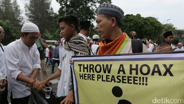 Demo 4 November Bersih dari Sampah