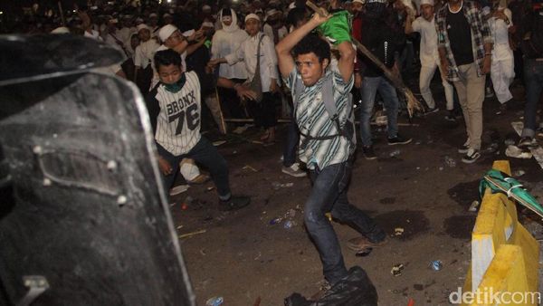 Massa Demo 4 November dan Polisi Bentrok