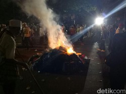 Massa Bertahan di Bundaran Patung Kuda, Buat Kobaran Api dengan Sampah