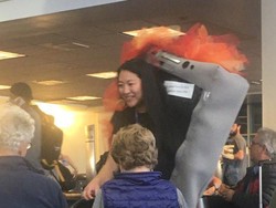 Pramugari Pakai Kostum Note 7 Ramaikan Medsos