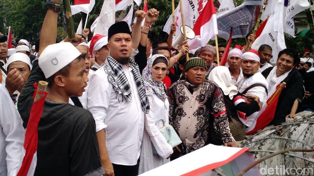 Senjata Ahmad Dhani Lawan Pro Jokowi: Sebut Video Palsu dan Laporkan Balik Senjata Ahmad Dhani Lawan Pro Jokowi: Sebut Video Palsu dan Laporkan Balik