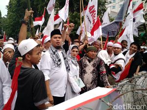 Jadi Tersangka, Ahmad Dhani Tak Bisa ke Mancanegara Jadi Tersangka, Ahmad Dhani Tak Bisa ke Mancanegara