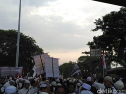 Muncul Bendera Hitam Bergambar AK-47 Berkibar di Tengah Pendemo Menuju Istana