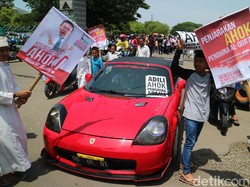 Mobil Sport dan Poster Sentil JK Meriahkan Demo 4 November di Makassar