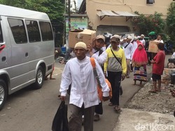 Siapkan Logistik, Massa FPI di Petamburan Bergegas Berangkat ke Istiqlal