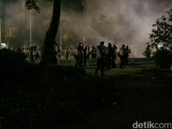 Saat Depan Istana Mencekam: Asap Membubung dan Kobaran Api di Jalanan