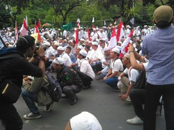 Sindir Proses Penegakan Hukum Kasus Ahok, Pendemo 4 November Jalan Jongkok
