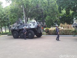 4 Panser Anoa yang Terparkir di Kantor Wapres Bergerak ke Istana