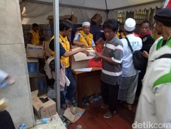 Massa yang Berkumpul di Istiqlal Sarapan Roti dan Siapkan Poster untuk Aksi