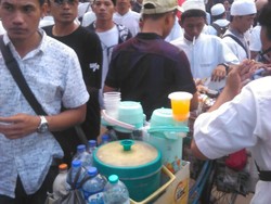 Demo 4 November, Pedagang Kopi Keliling Laris Manis