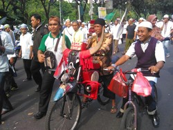 Kakek Bersepeda Banteng Jadi Perhatian Massa Pendemo di Depan Balai Kota