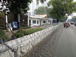 Massa Geser Kawat Berduri di Merdeka Barat, Lalu Masuk ke Kawasan Monas