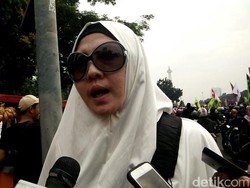 Peggy Melati Sukma Bagikan 2.500 Nasi Bungkus untuk Demonstran