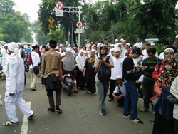 Pria Berseragam Pramuka Ini Ikut Atur Lalin di Istiqlal