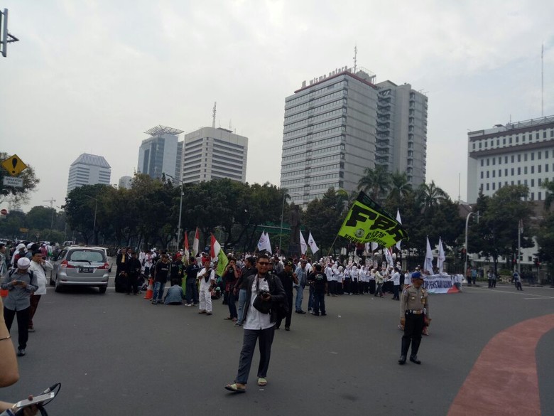 Demo 4 November, Demonstran Kibarkan Bendera Merah Putih