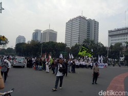 Demo 4 November, Demonstran Kibarkan Bendera Merah Putih