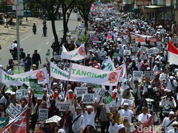 Ribuan Pendemo di Makassar Bubar setelah Ditemui Gubernur Sulsel