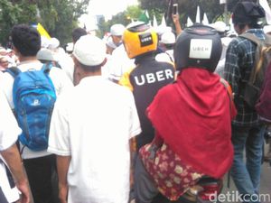 Ketika Ojek Uber Berada di Tengah Kerumunan Demo