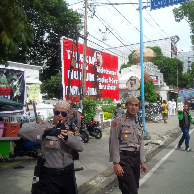 Demo 4 November di Medan, Polisi Berpeci Kawal Massa yang Sudah Mulai Berkumpul