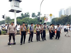 Ragam Gaya Polisi Amankan Demo: Pakai Segway dan Berkalung Sarung