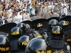 Jebol Kawat Baja Berduri, Massa Pendemo Dorong-dorongan dengan Brimob
