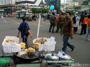 Ada Demo, Penjual Gorengan Ini Raup Omzet Rp 150.000 Dalam Dua Jam