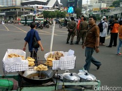 Ada Demo, Penjual Gorengan Ini Raup Omzet Rp 150.000 Dalam Dua Jam