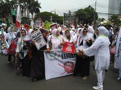 Ramaikan Demo 4 November, Ibu-ibu Longmarch Bergerombol dengan Tali Rafia