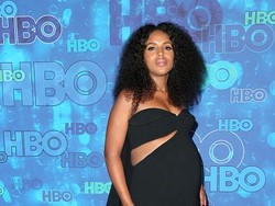 Tips Memilih Busana Hamil untuk Pesta dari Blake Lively Hingga Chrissy Teigen