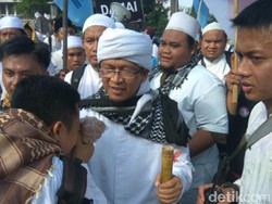 Tak Bisa Tembus Massa Menuju Istana, Aa Gym Balik Kanan ke Istiqlal