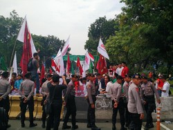 Sahut Menyahut di Depan Istana: Pendemo Berorasi, Brimob Asmaul Husna
