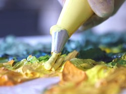 Dengan Spuit Kue Seniman Ini Menggoreskan Cat di Kanvas