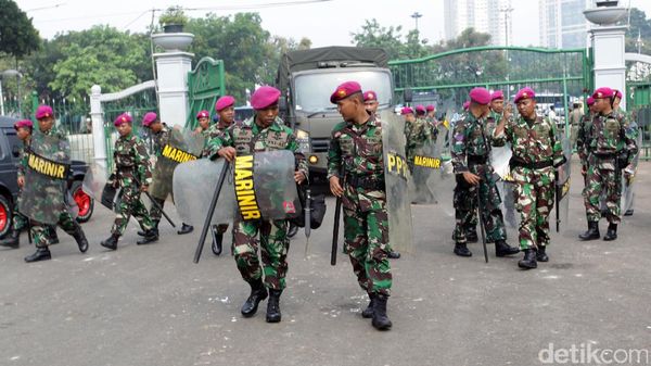 Pasca Kerusuhan, Polri dan TNI Masih Berjaga di Silang Monas