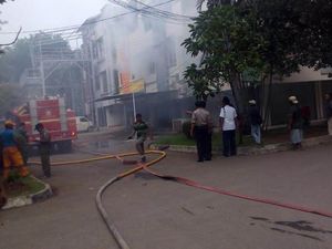 Diduga Korsleting Listrik, Ruko di Pulomas Terbakar