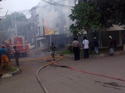 Diduga Korsleting Listrik, Ruko di Pulomas Terbakar