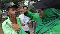 Sisa Gas Air Mata Kerusuhan, Wajah Petugas Taman Diolesi Odol