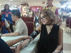 Nikita Mirzani ke Ayu Ting Ting: Lambat Laun Bangkai Bakal Kecium Juga