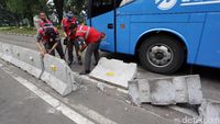 Separator Busway Rusak Pasca Demo 4 November