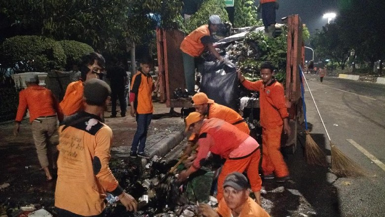 Dinas Kebersihan DKI Kumpulkan 75 Ton Sampah Sisa Demo 4 November