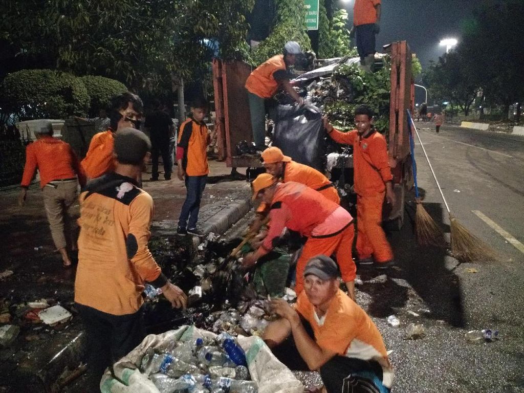 Banyak Aksi Massa, Pasukan Oranye Kerja Ekstra Banyak Aksi Massa, Pasukan Oranye Kerja Ekstra