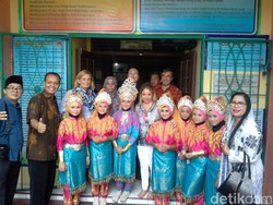 Kala Para Dubes Asing Berinteraksi dengan Anak SD di Aceh