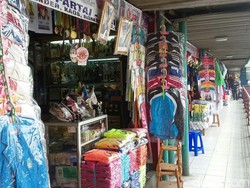 Penjualan Atribut Pilkada di Pasar Senen Belum Ramai