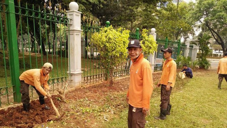 Sisa Gas Air Mata Rusuh 4 November Terasa, Wajah Petugas Taman Diolesi Odol