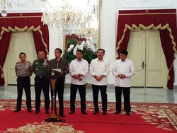 Sejarah Jaket Bomber Jokowi, Seragam Pilot Militer Hingga Dipakai Kanye West
