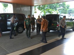 Kapolri dan Panglima TNI Jenguk Korban Kerusuhan 4 November di RSPAD